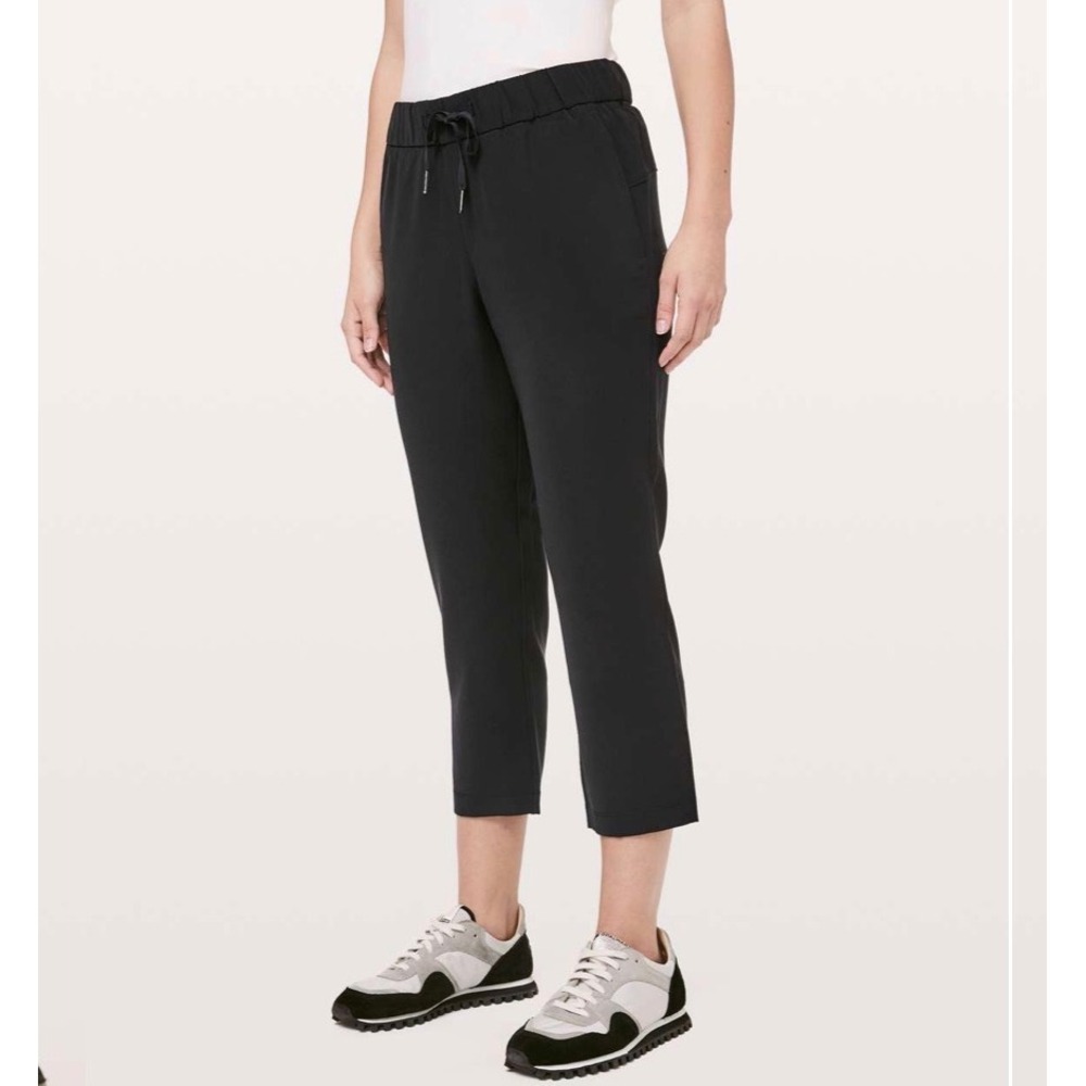 Lululemon On The Fly Crop *Woven 23"
Black Women's size 6